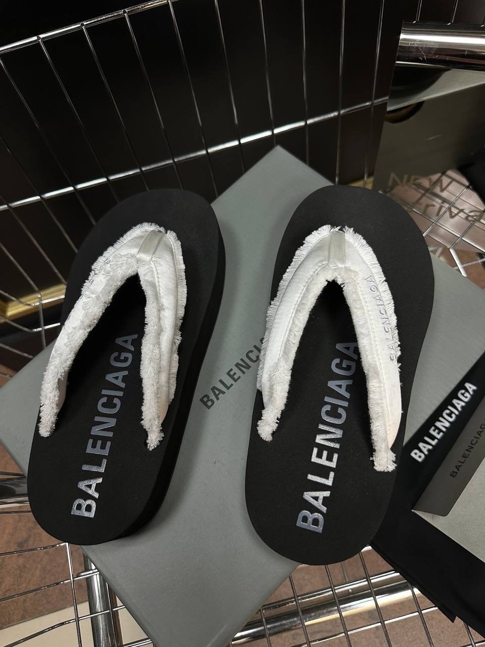 шлепки баленсиага,тапочки баленсиага,шлепанцы balenciaga,шлепки баленсиага женские,шлепанцы баленсиага