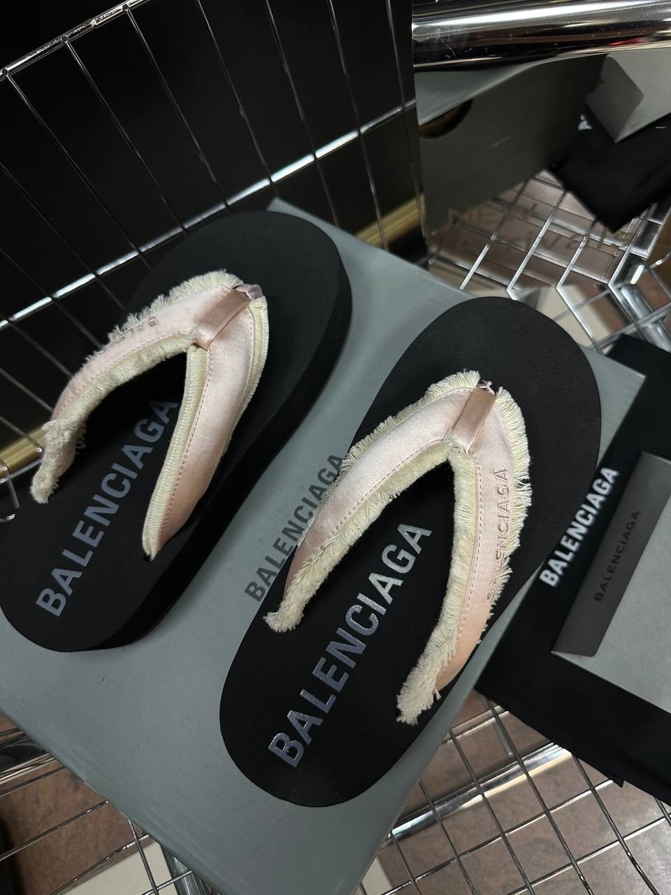 шлепки баленсиага,тапочки баленсиага,шлепанцы balenciaga,шлепки баленсиага женские,шлепанцы баленсиага