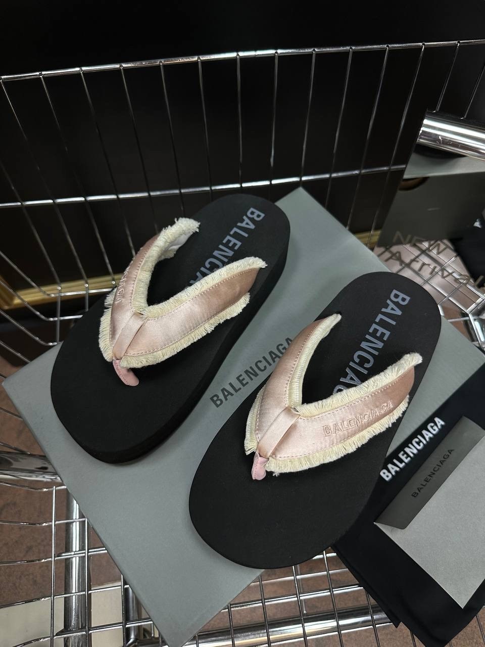 шлепки баленсиага,тапочки баленсиага,шлепанцы balenciaga,шлепки баленсиага женские,шлепанцы баленсиага