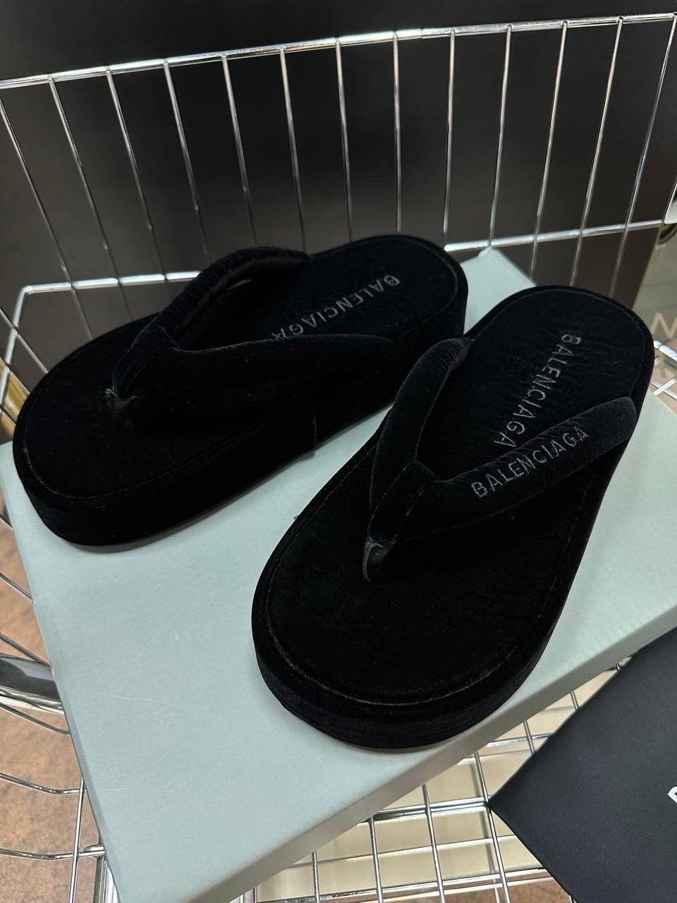 ,шлепанцы женские,шлепанцы balenciaga,тапочки баленсиага,balenciaga шлепки женские