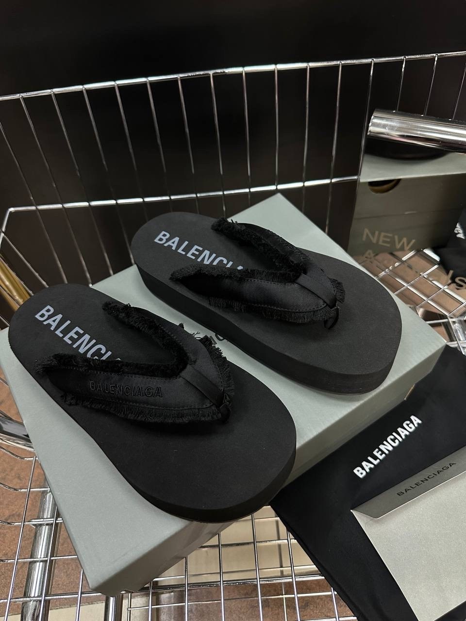 ,шлепанцы balenciaga,шлепки баленсиага,тапочки баленсиага,шлепки баленсиага женские