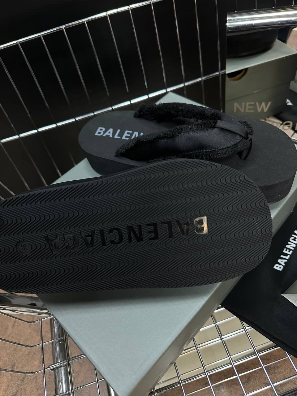 шлепки баленсиага,тапочки баленсиага,шлепанцы balenciaga,шлепки баленсиага женские,шлепанцы баленсиага