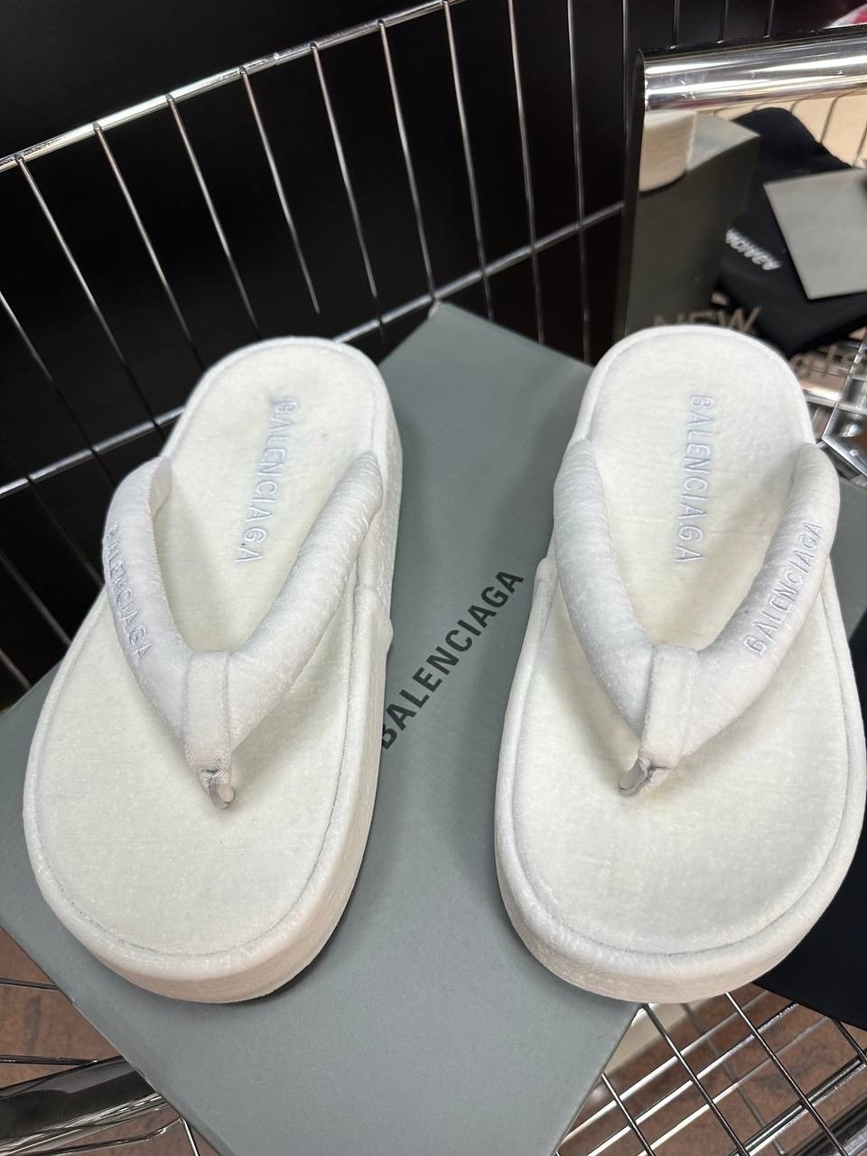 ,шлепанцы женские,шлепанцы balenciaga,тапочки баленсиага,balenciaga шлепки женские