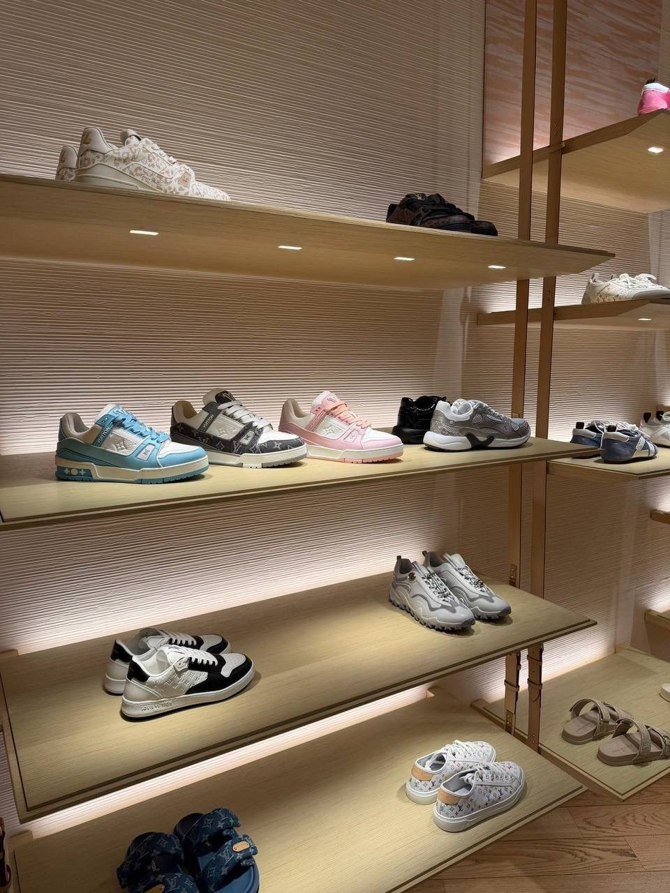 кроссовки louis vuitton trainer,кроссовки louis vuitton,луи виттон кроссовки розовые,кроссовки louis vuitton кроссовки louis vuitton,кроссовки луи виттон женские розовые