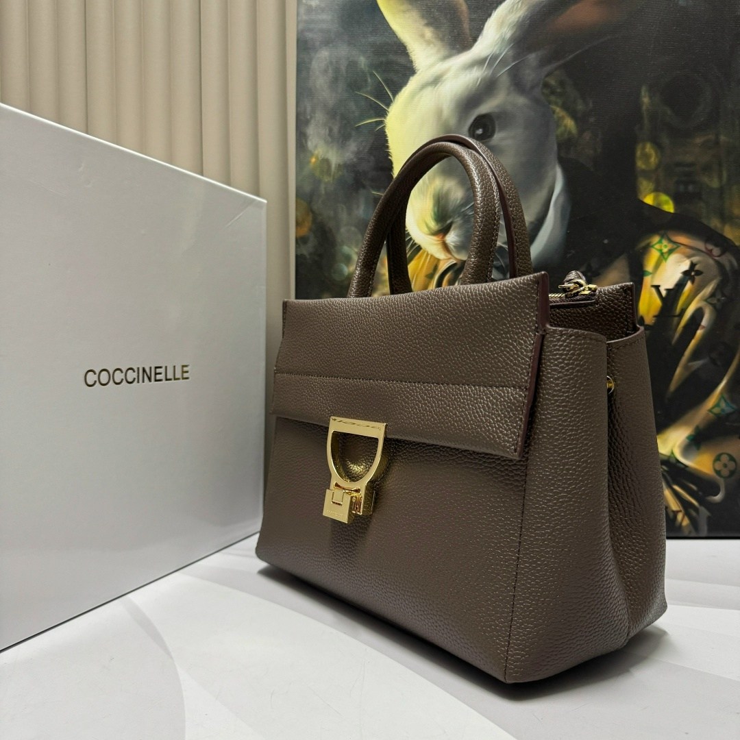 сумка coccinelle,coccinelle сумка на плечо кросс-боди arlettis signature,coccinelle маленькая сумка-сэтчел arlettis,женская сумка coccinelle,coccinelle сумка arlettis