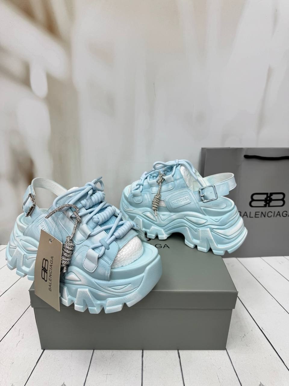 balenciaga кроссовки женские,босоножки balenciaga,босоножки prada,кроссовки balenciaga,женские босоножки