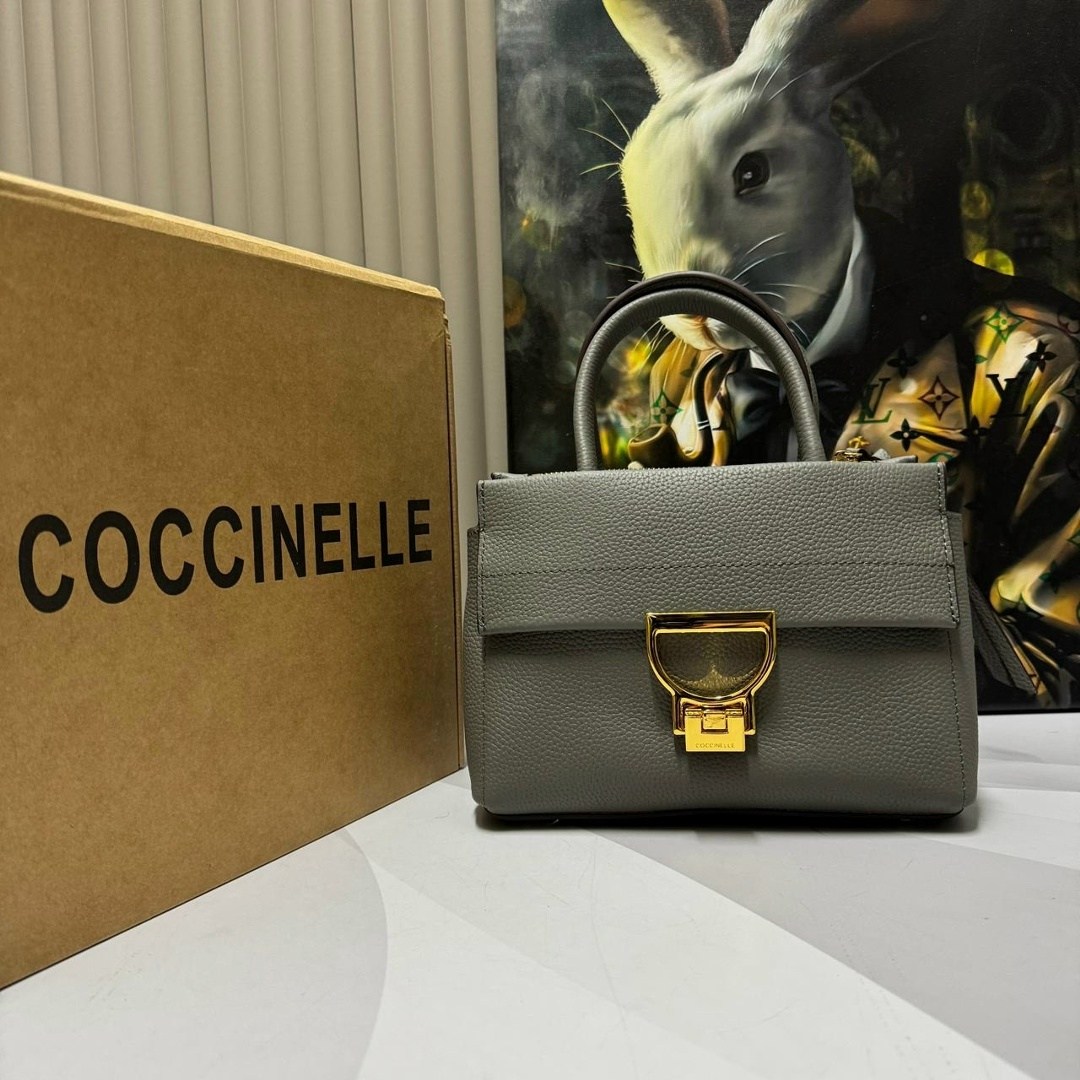 сумка coccinelle arlettis,сумка coccinelle,сумка женская coccinelle,coccinelle сумка coccinelle натуральная кожа,женская бежевая сумка arlettis mini coccinelle