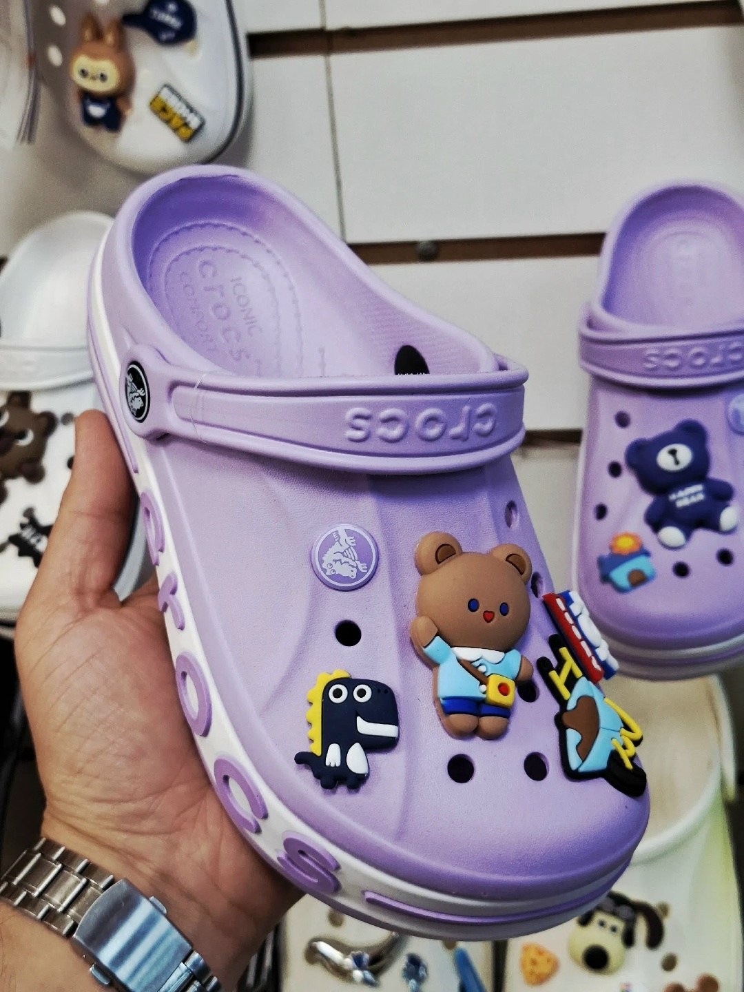 сабо crocs,,кроксы белые,кроксы шлепки с джибитсами,модные кроксы