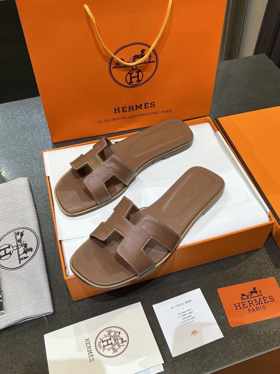 женские кожаные шлепки hermes oran коричневые,шлепки hermes женские,шлёпанцы hermes,шлепки hermes oran,шлепки хермес оран