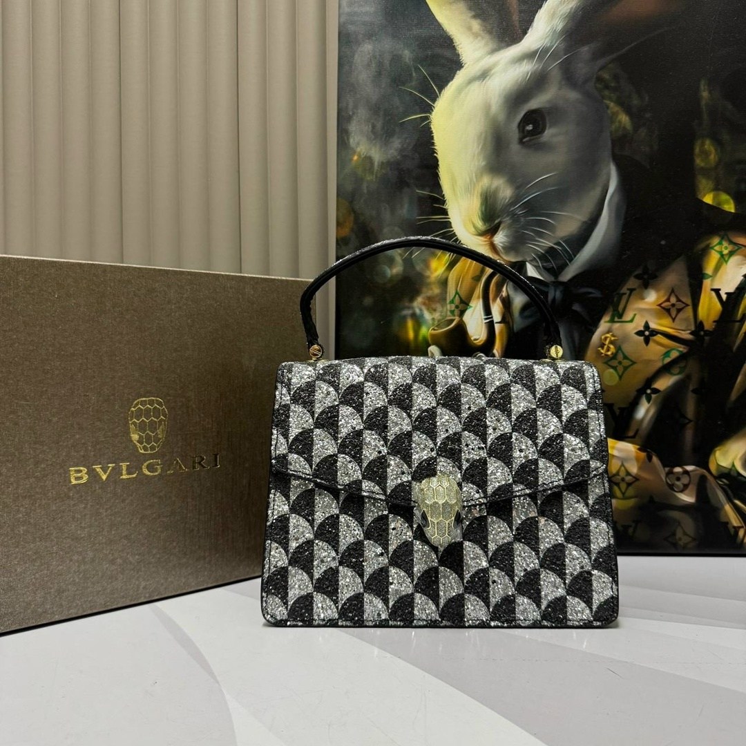 сумка bvlgari,женская кожаная сумка bvlgari serpenti forever mini белая,bvlgari сумка на плечо,женская кожаная сумка bvlgari serpenti reverse small белая,сумка