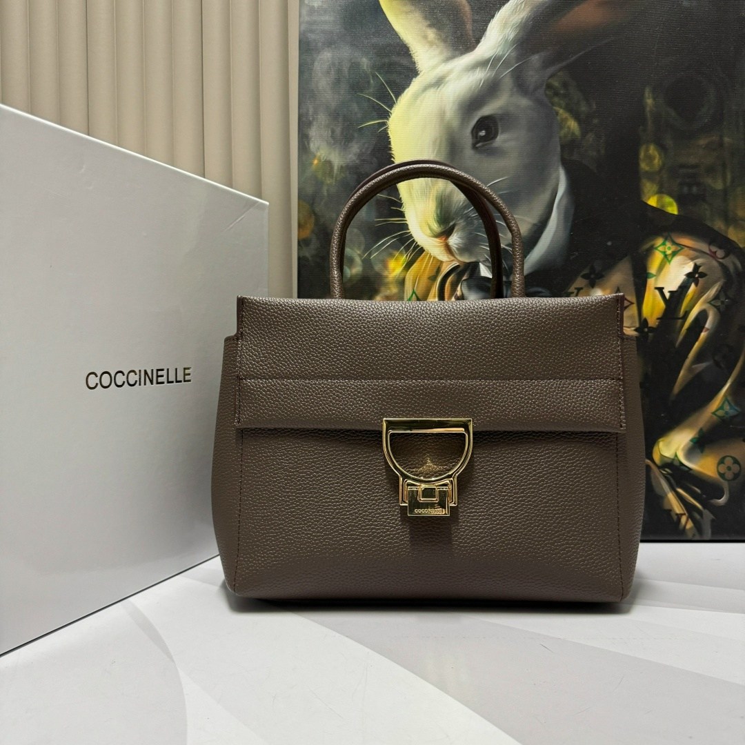 сумка coccinelle,coccinelle сумка на плечо кросс-боди arlettis signature,coccinelle маленькая сумка-сэтчел arlettis,женская сумка coccinelle,coccinelle сумка arlettis