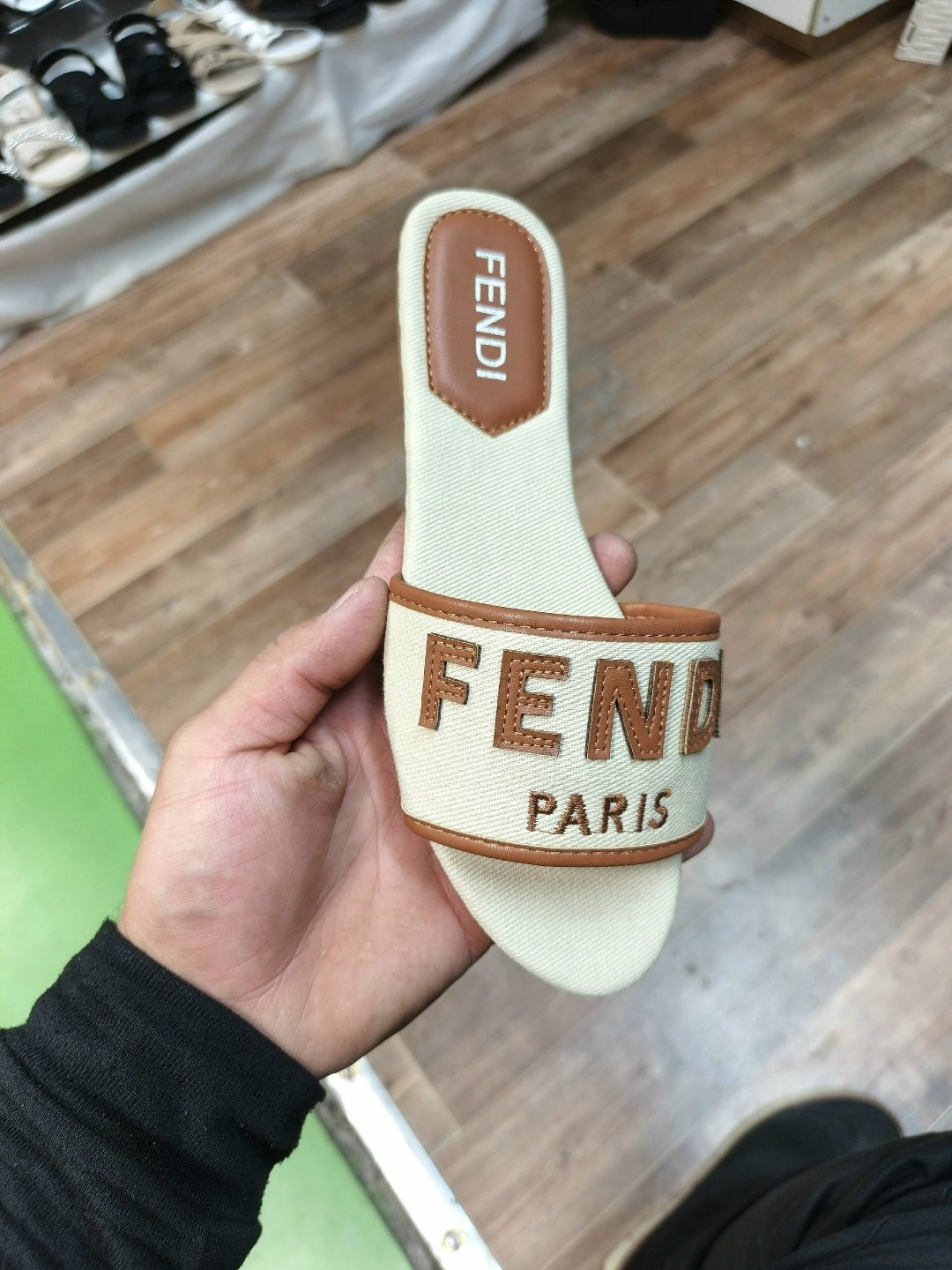 ,шлепанцы fendi,шлепанцы женские,тапочки fendi,босоножки fendi