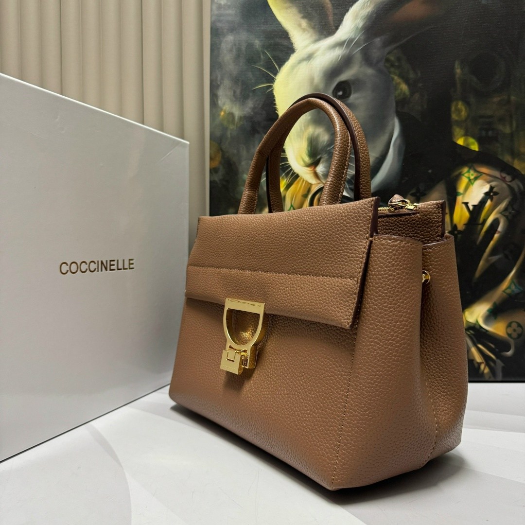 сумка coccinelle,coccinelle сумка на плечо кросс-боди arlettis signature,coccinelle маленькая сумка-сэтчел arlettis,женская сумка coccinelle,coccinelle сумка arlettis