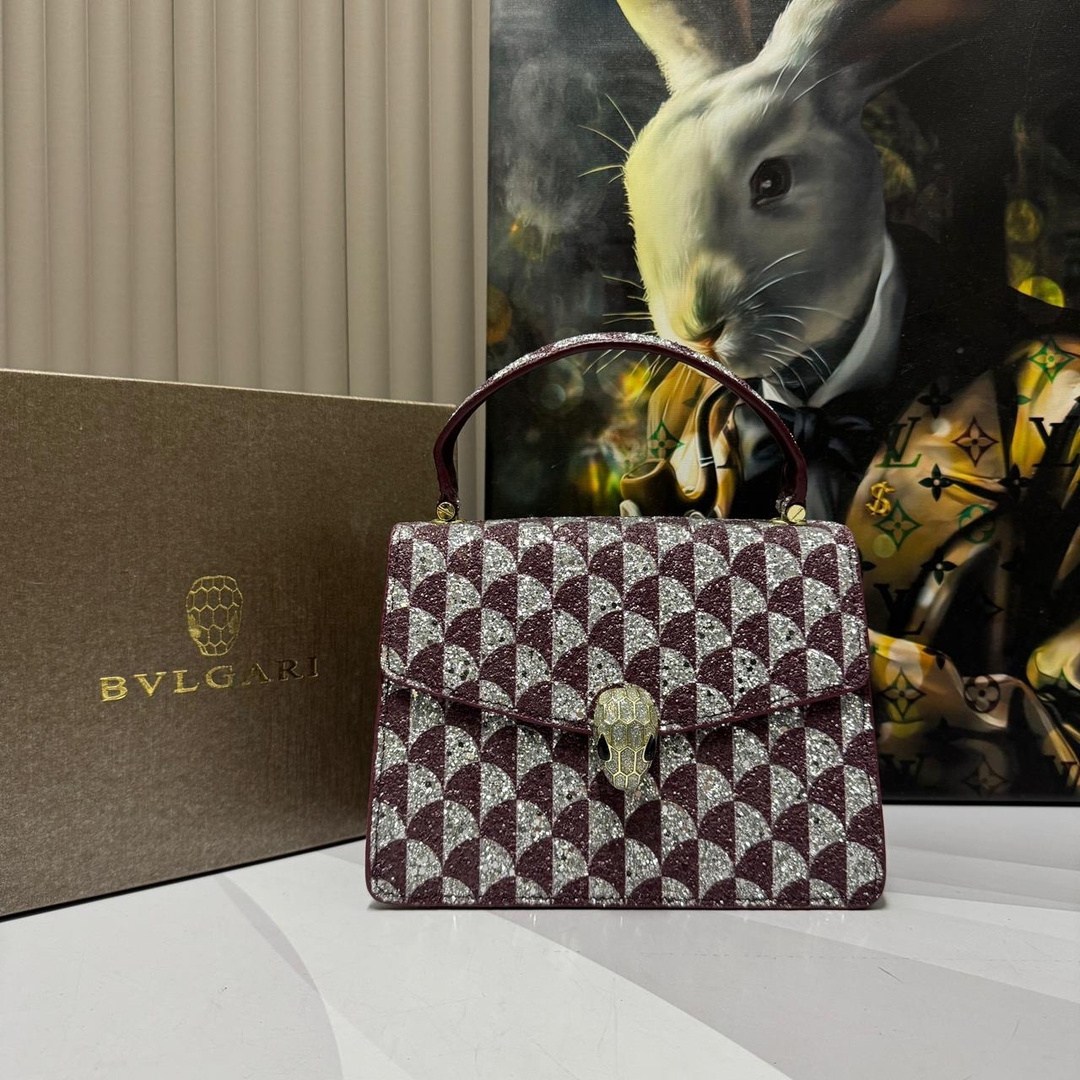 сумка bvlgari,женская кожаная сумка bvlgari serpenti forever mini белая,bvlgari сумка на плечо,женская кожаная сумка bvlgari serpenti reverse small белая,сумка