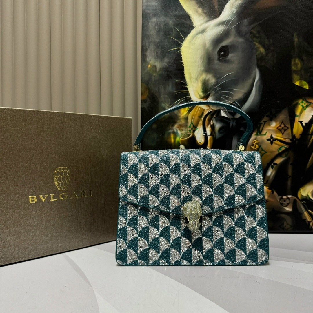 сумка bvlgari,женская кожаная сумка bvlgari serpenti forever mini белая,bvlgari сумка на плечо,женская кожаная сумка bvlgari serpenti reverse small белая,сумка