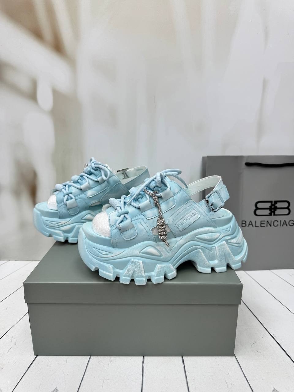 balenciaga кроссовки женские,босоножки balenciaga,босоножки prada,кроссовки balenciaga,женские босоножки