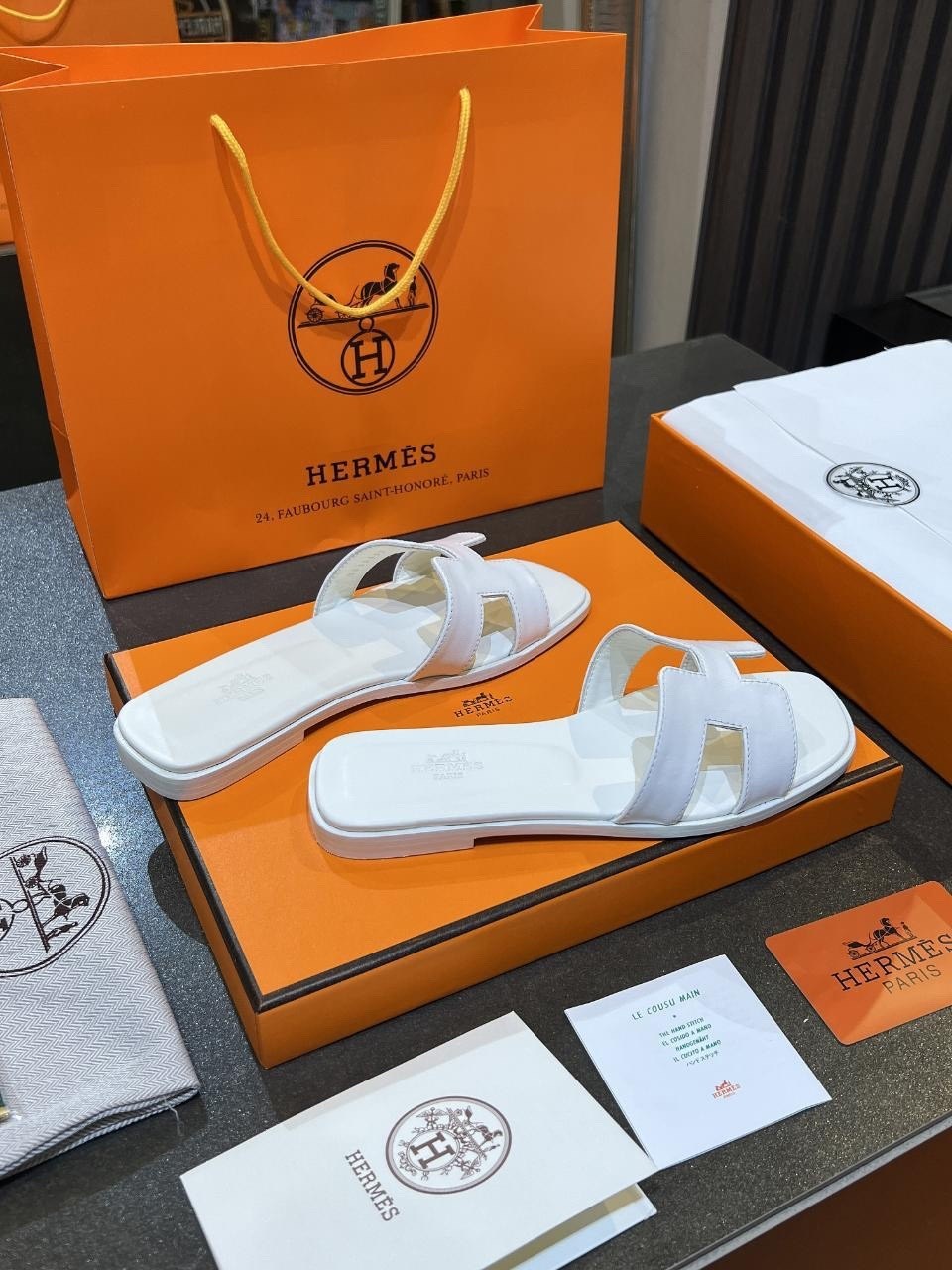 женские кожаные шлепки hermes oran коричневые,шлепки hermes женские,шлёпанцы hermes,шлепки hermes oran,шлепки хермес оран