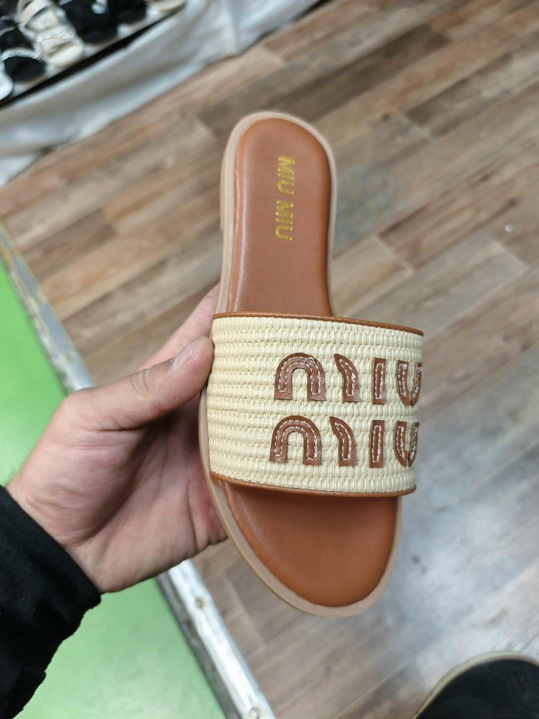 ,шлепанцы fendi,шлепанцы женские,тапочки fendi,босоножки fendi
