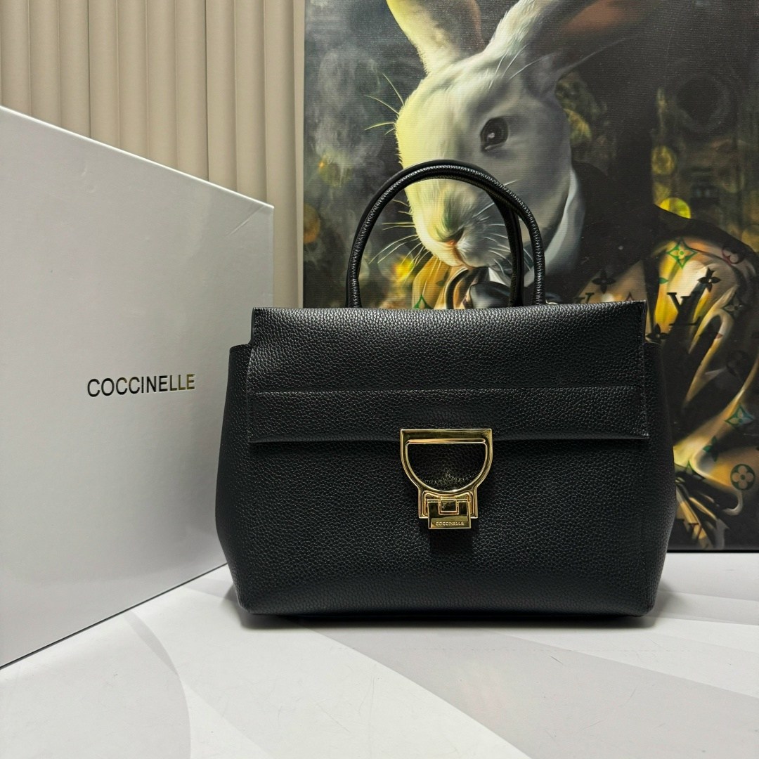 сумка coccinelle,coccinelle сумка на плечо кросс-боди arlettis signature,coccinelle маленькая сумка-сэтчел arlettis,женская сумка coccinelle,coccinelle сумка arlettis