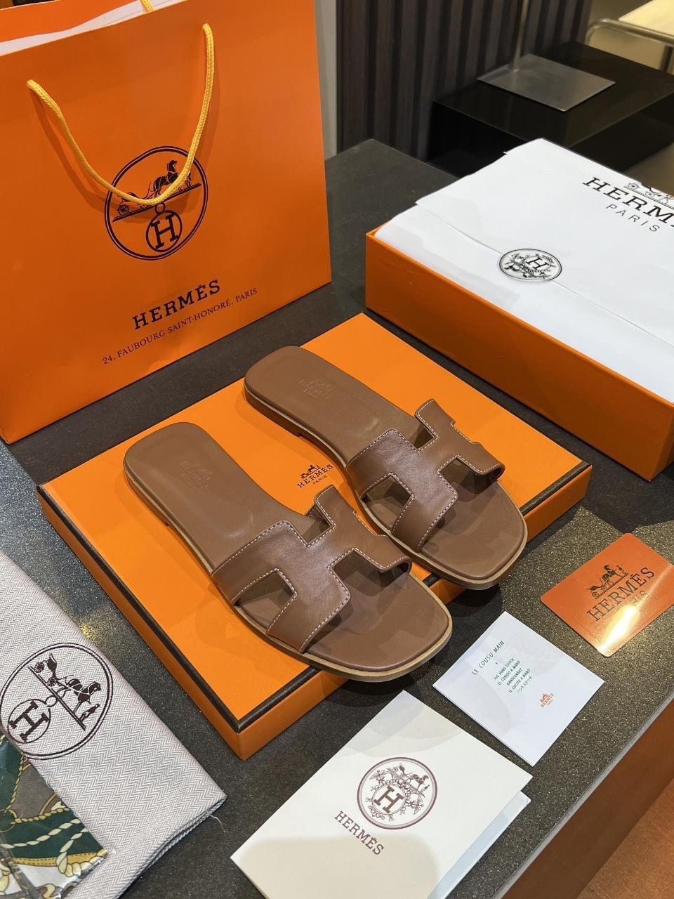 женские кожаные шлепки hermes oran коричневые,шлепки hermes женские,шлёпанцы hermes,шлепки hermes oran,шлепки хермес оран