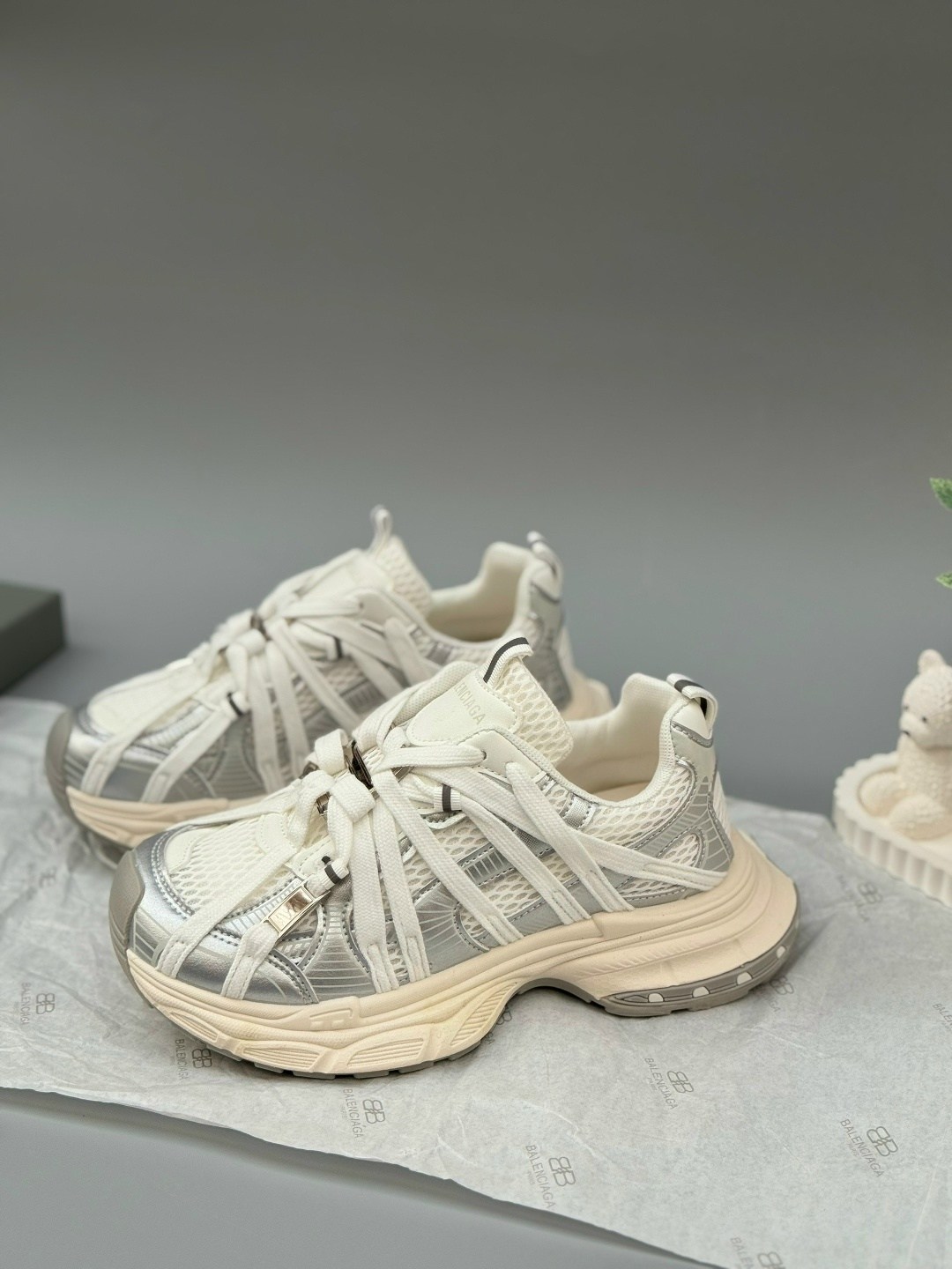 кроссовки balenciaga,кроссовки женские balenciaga,balenciaga белые кроссовки 3xl для женщин,кроссовки женские balenciaga trainers,кроссовки balenciaga 3 xl