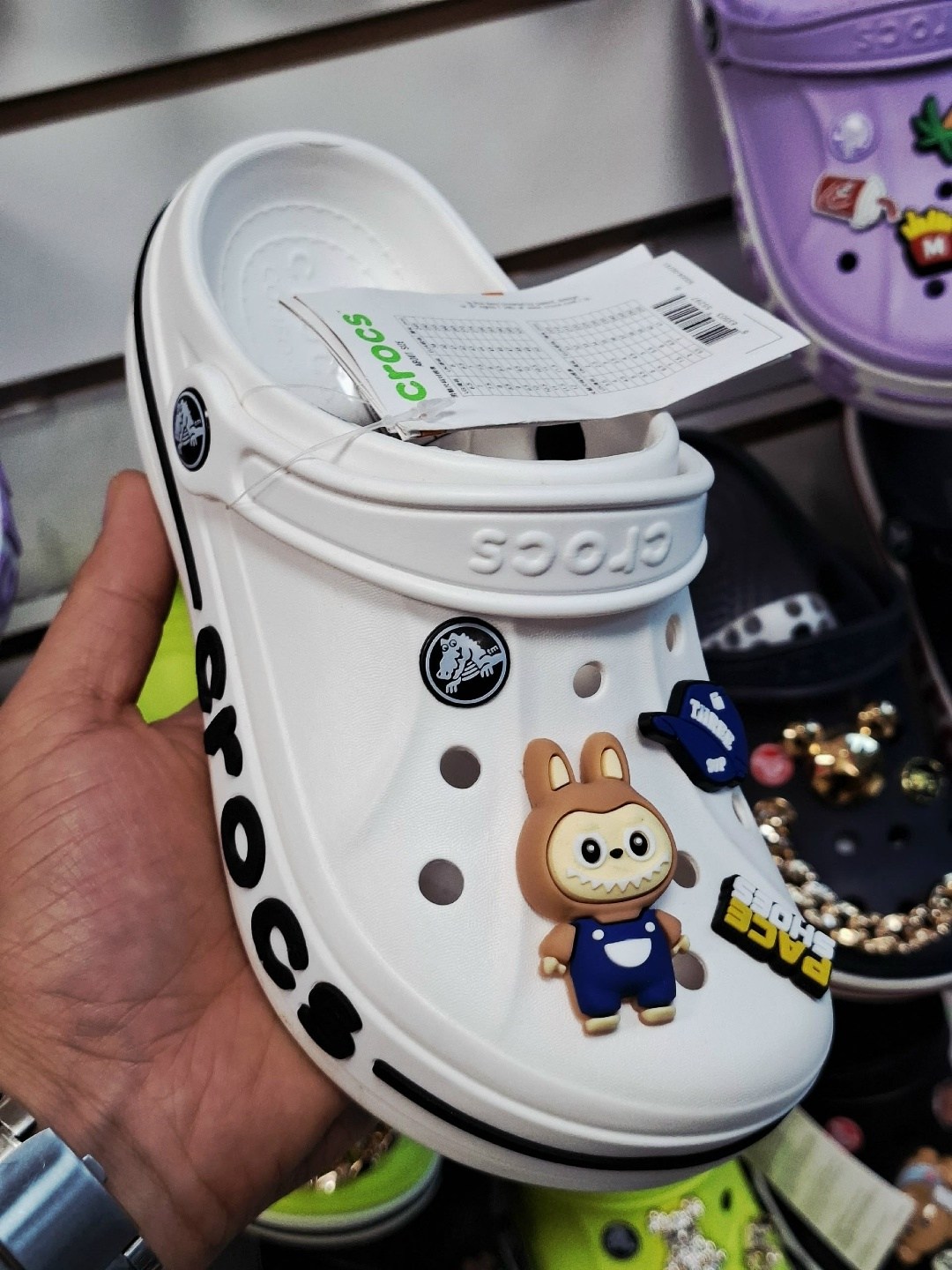 сабо crocs,,кроксы белые,кроксы шлепки с джибитсами,модные кроксы