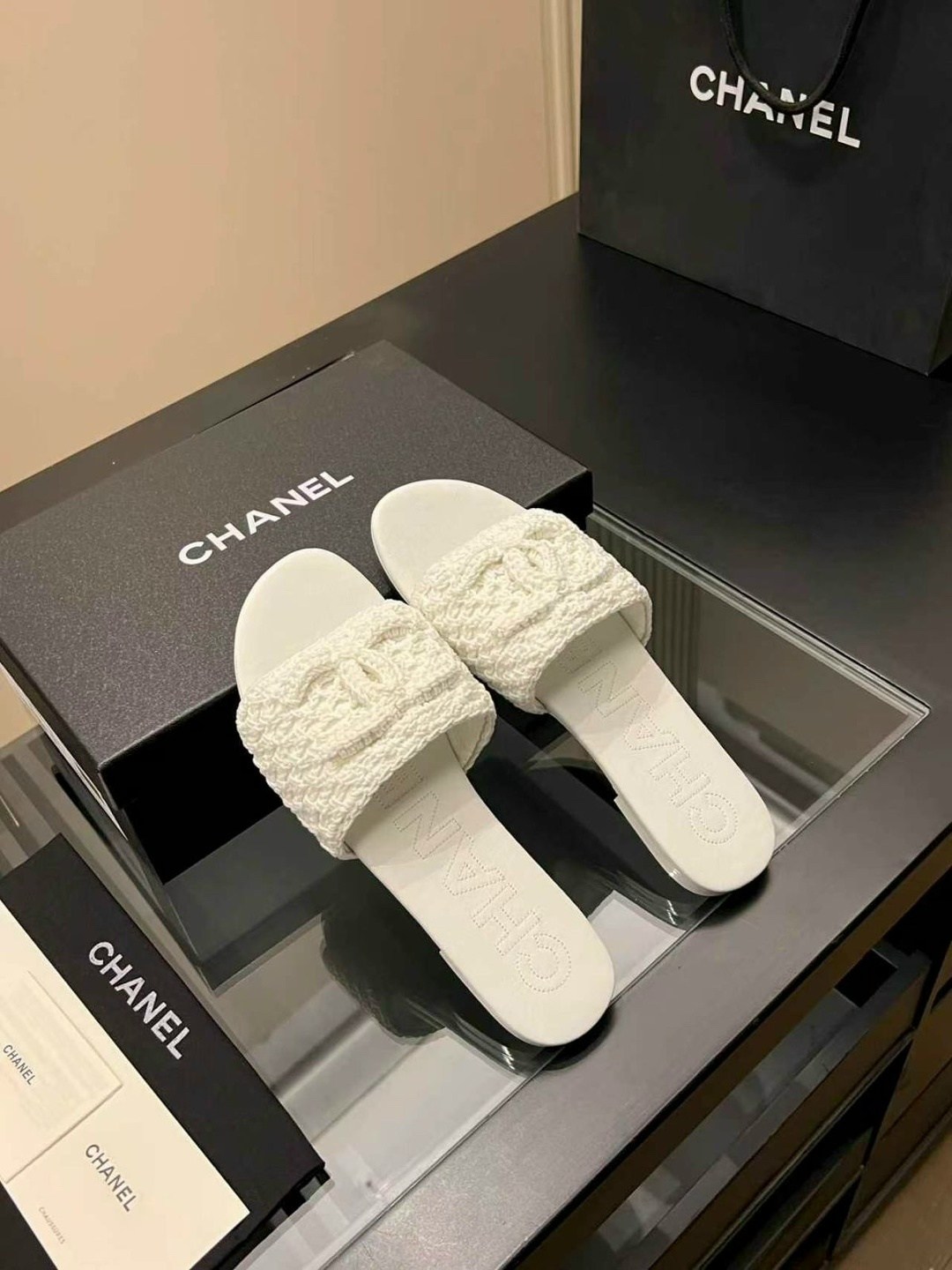 шлепанцы chanel,шлепки шанель,бежевые шлепки шанель,chanel шлепанцы женские,тапочки женские chanel