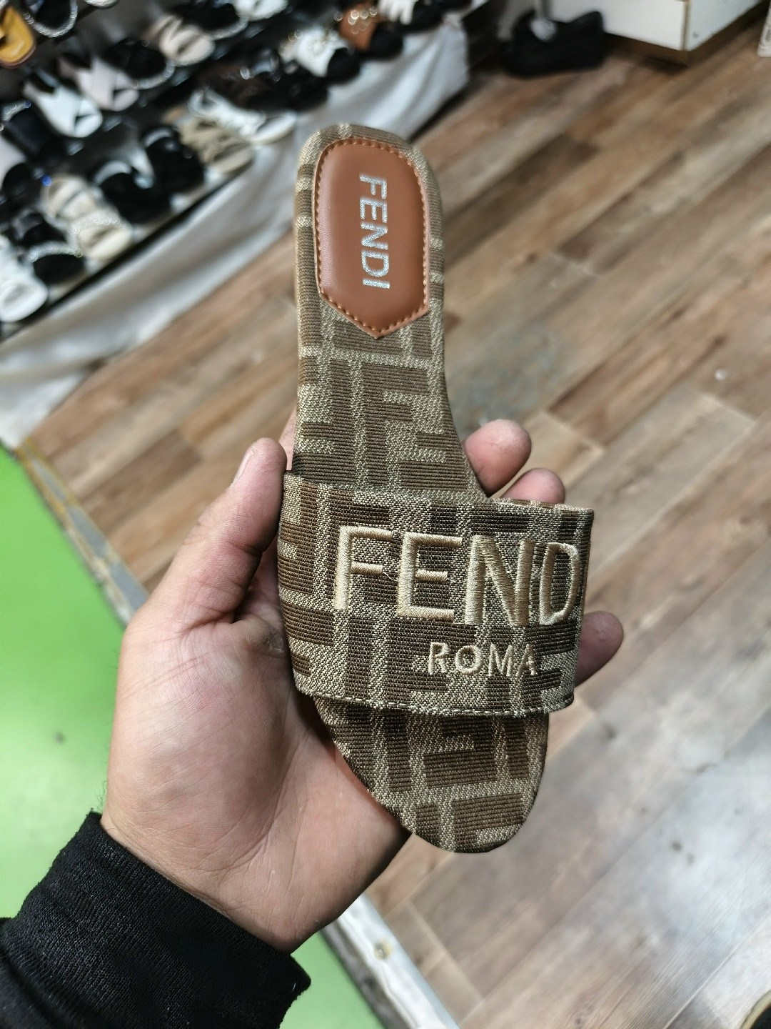 ,шлепанцы fendi,шлепанцы женские,тапочки fendi,босоножки fendi