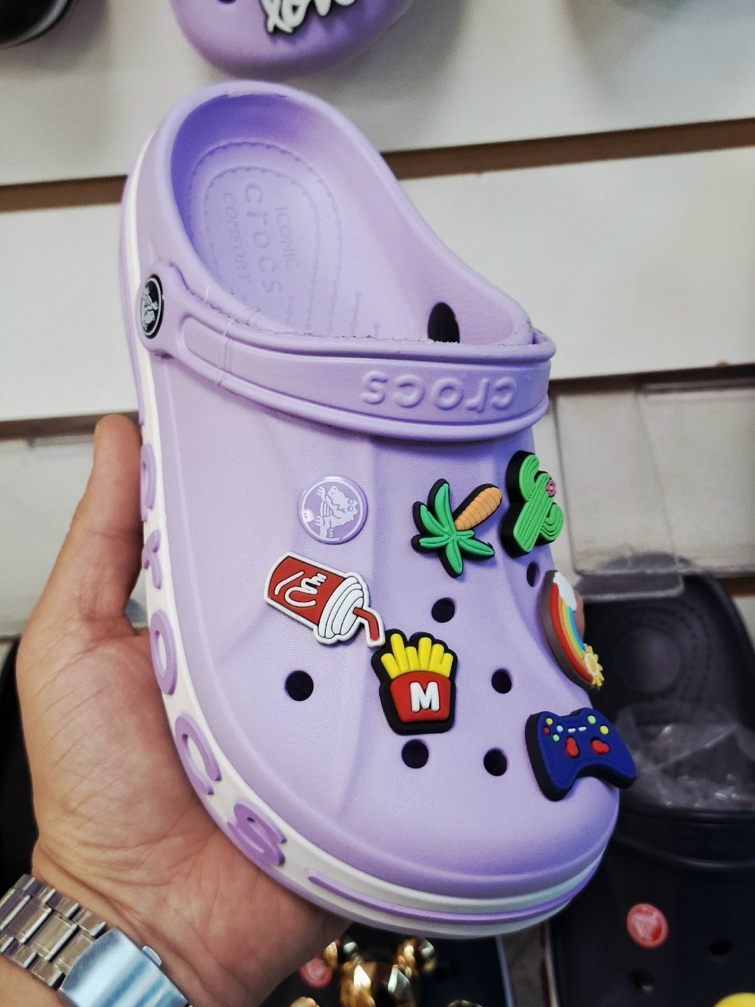 сабо crocs,,кроксы белые,кроксы шлепки с джибитсами,модные кроксы