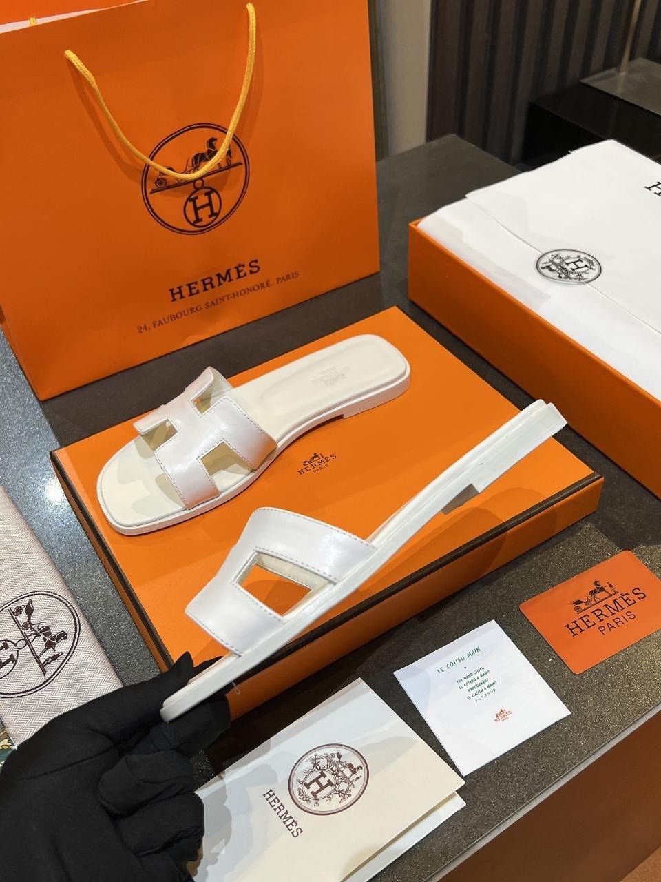женские кожаные шлепки hermes oran коричневые,шлепки hermes женские,шлёпанцы hermes,шлепки hermes oran,шлепки хермес оран