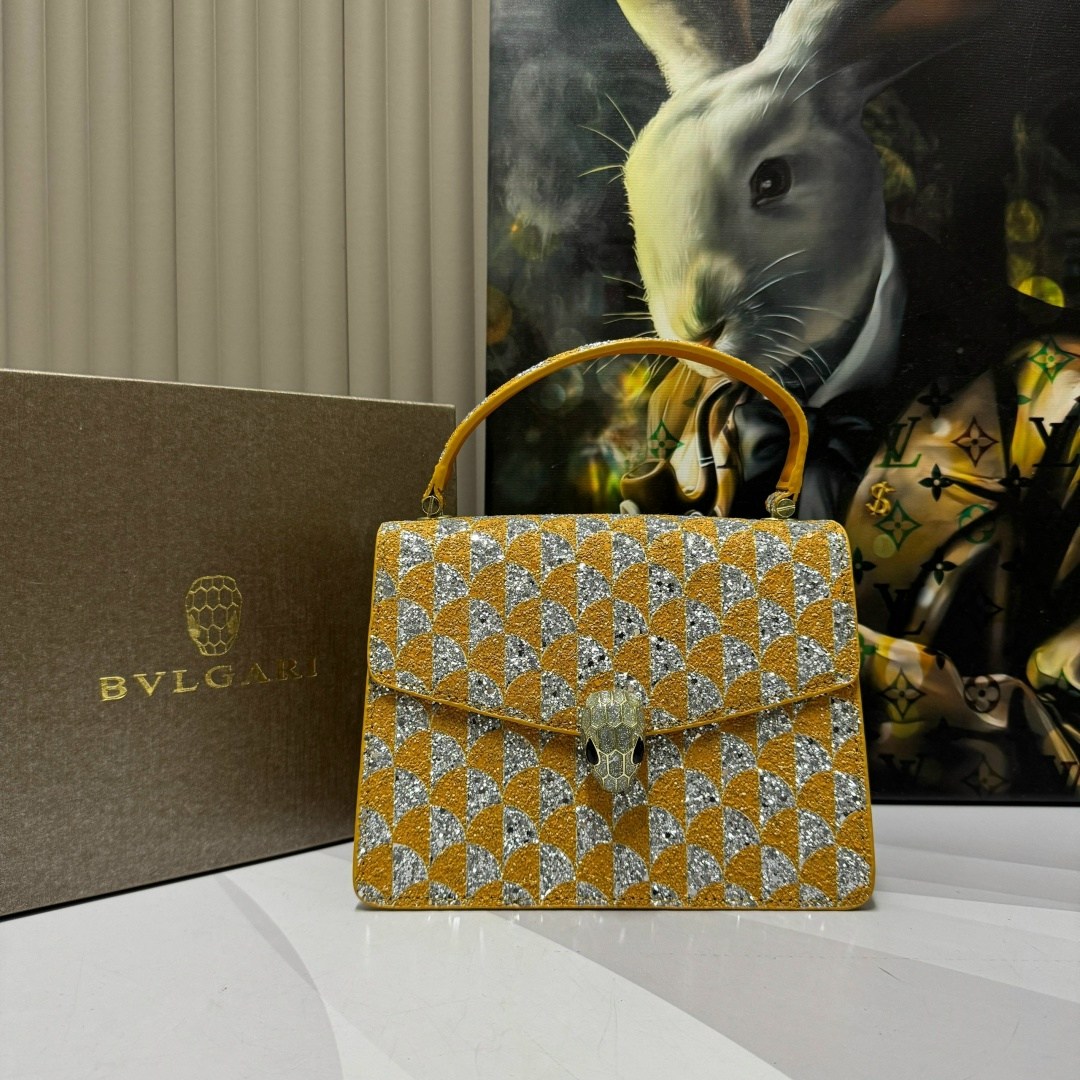сумка bvlgari,женская кожаная сумка bvlgari serpenti forever mini белая,bvlgari сумка на плечо,женская кожаная сумка bvlgari serpenti reverse small белая,сумка