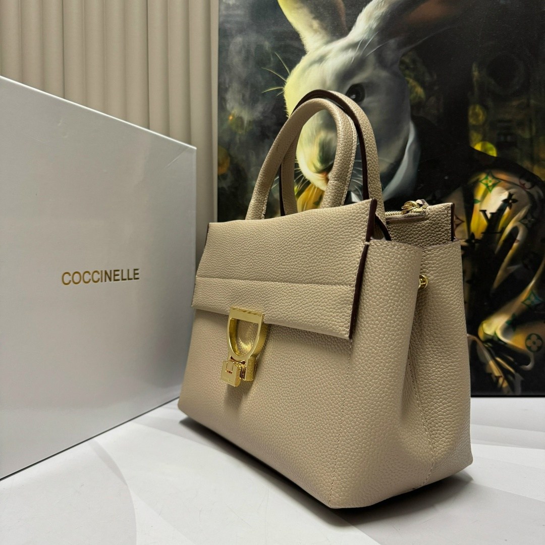 сумка coccinelle,coccinelle сумка на плечо кросс-боди arlettis signature,coccinelle маленькая сумка-сэтчел arlettis,женская сумка coccinelle,coccinelle сумка arlettis