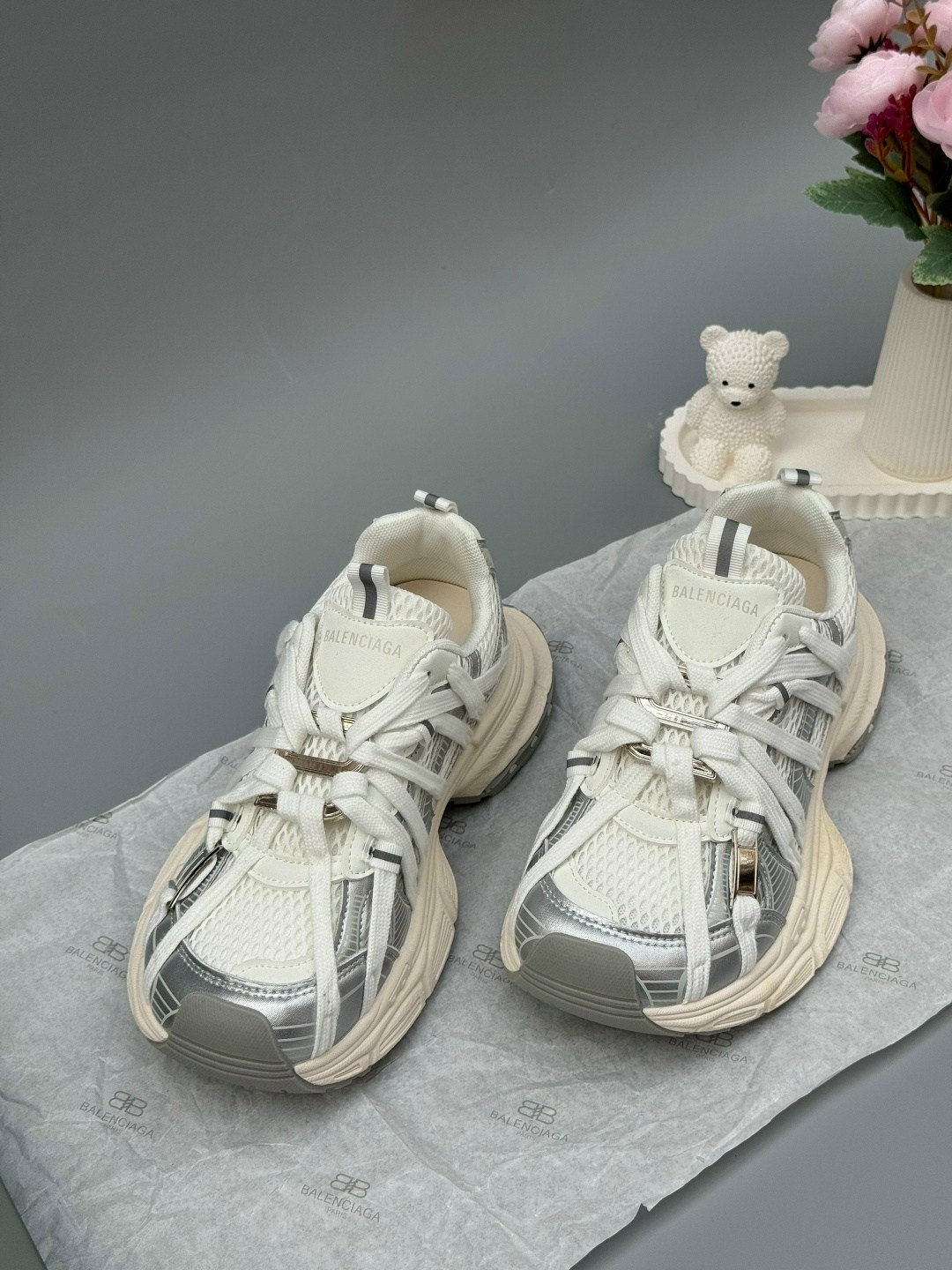 кроссовки balenciaga,кроссовки женские balenciaga,balenciaga белые кроссовки 3xl для женщин,кроссовки женские balenciaga trainers,кроссовки balenciaga 3 xl