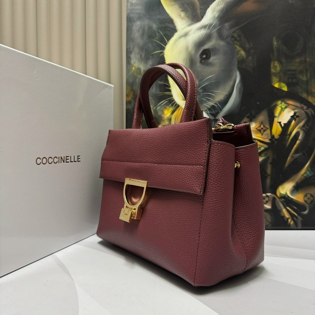 сумка coccinelle,coccinelle сумка на плечо кросс-боди arlettis signature,coccinelle маленькая сумка-сэтчел arlettis,женская сумка coccinelle,coccinelle сумка arlettis