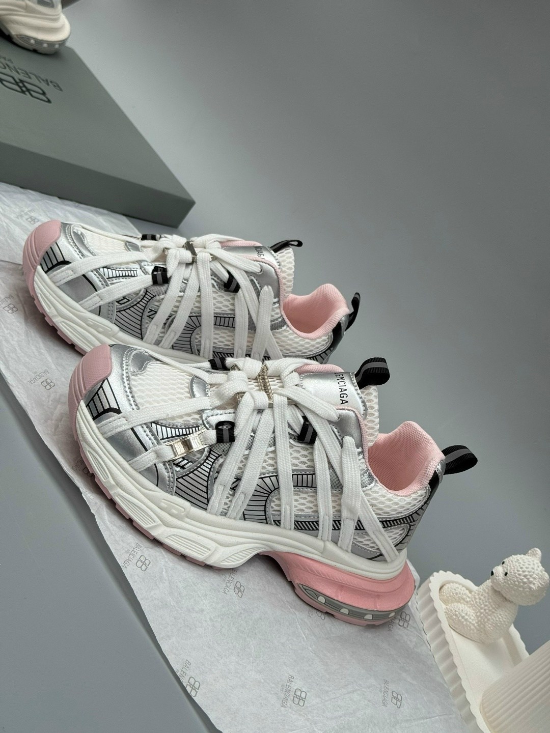 кроссовки balenciaga,кроссовки женские balenciaga,balenciaga белые кроссовки 3xl для женщин,кроссовки женские balenciaga trainers,кроссовки balenciaga 3 xl