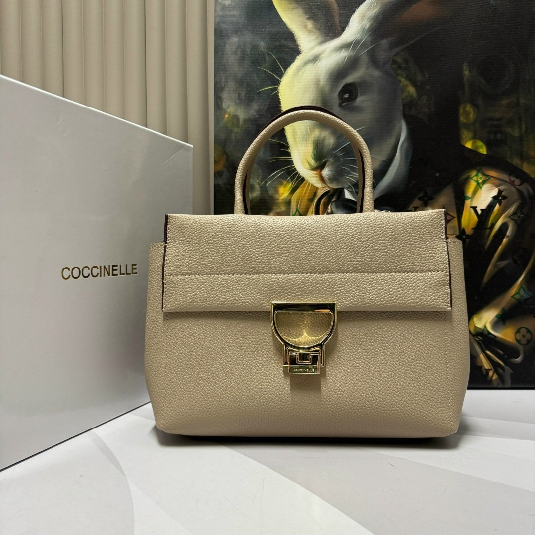 сумка coccinelle,coccinelle сумка на плечо кросс-боди arlettis signature,coccinelle маленькая сумка-сэтчел arlettis,женская сумка coccinelle,coccinelle сумка arlettis