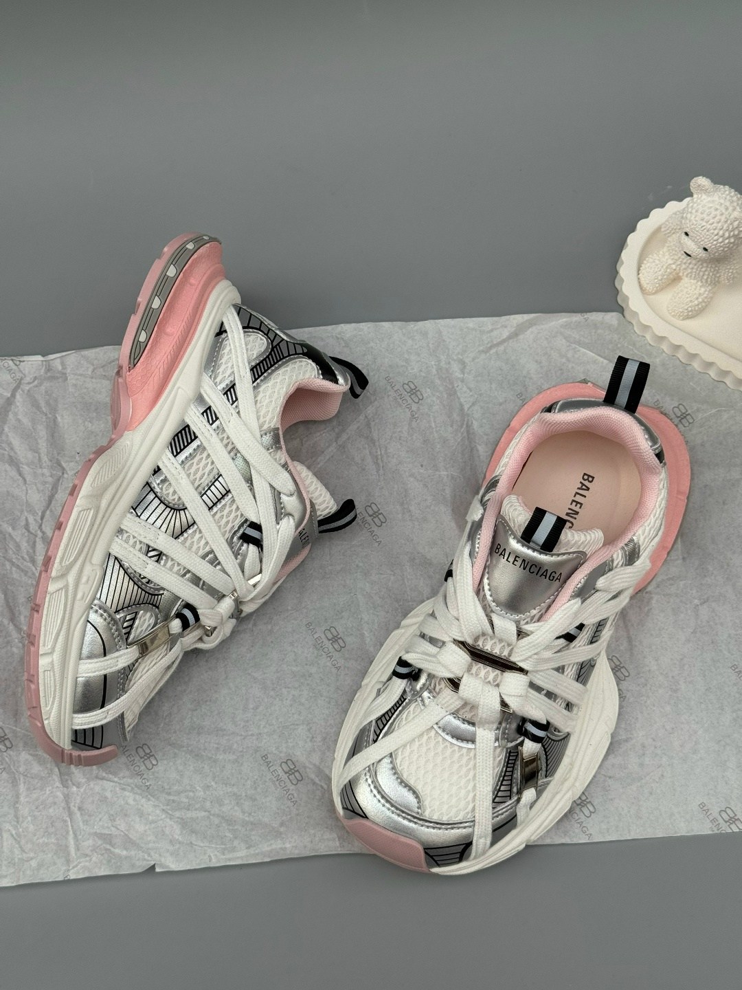 кроссовки balenciaga,кроссовки женские balenciaga,balenciaga белые кроссовки 3xl для женщин,кроссовки женские balenciaga trainers,кроссовки balenciaga 3 xl