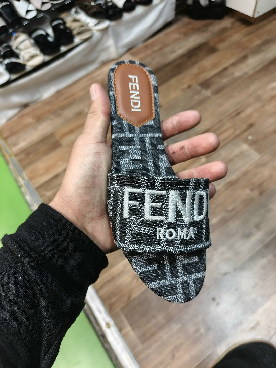 ,шлепанцы fendi,шлепанцы женские,тапочки fendi,босоножки fendi