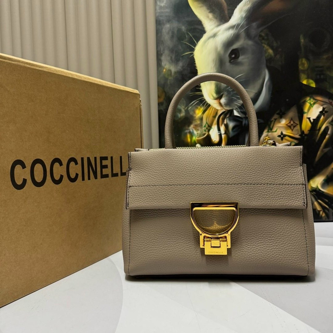 сумка coccinelle arlettis,сумка coccinelle,сумка женская coccinelle,coccinelle сумка coccinelle натуральная кожа,женская бежевая сумка arlettis mini coccinelle