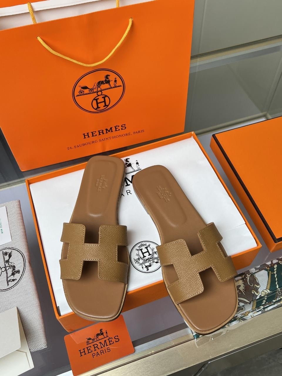 шлепанцы hermes,шлепки hermes 2026,шлепки hermes женские,шлепки хермес оран,шлепки hermes