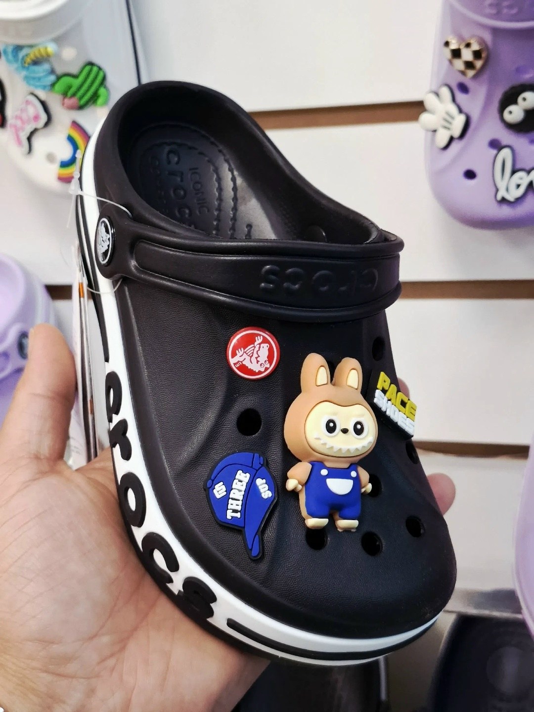 сабо crocs,,кроксы белые,кроксы шлепки с джибитсами,модные кроксы