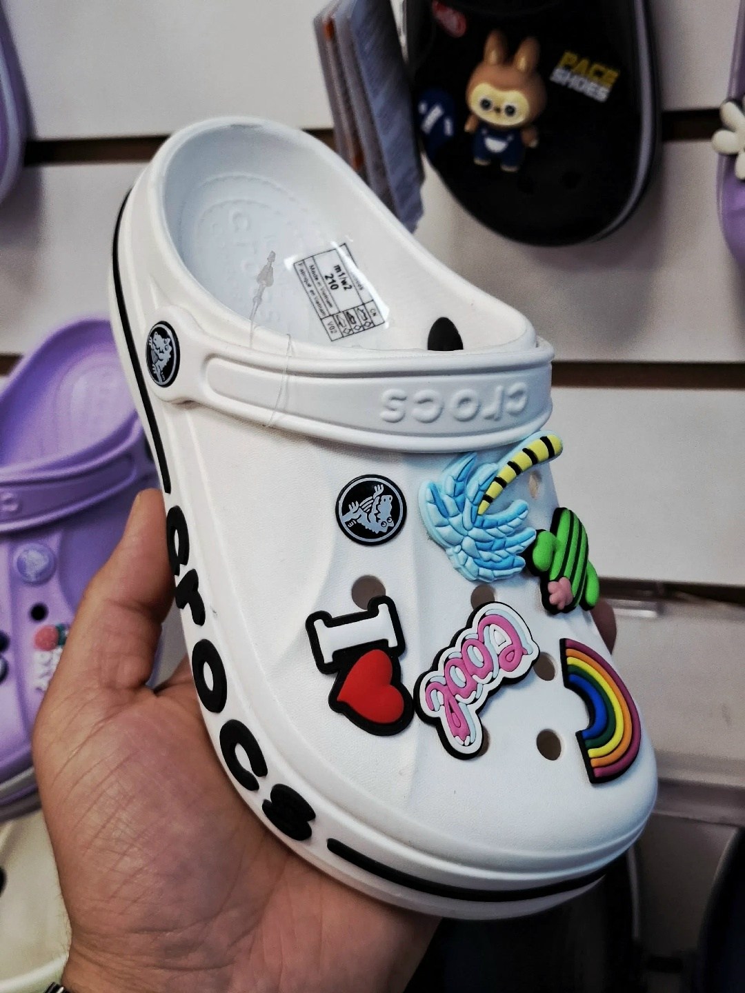 сабо crocs,,кроксы белые,кроксы шлепки с джибитсами,модные кроксы