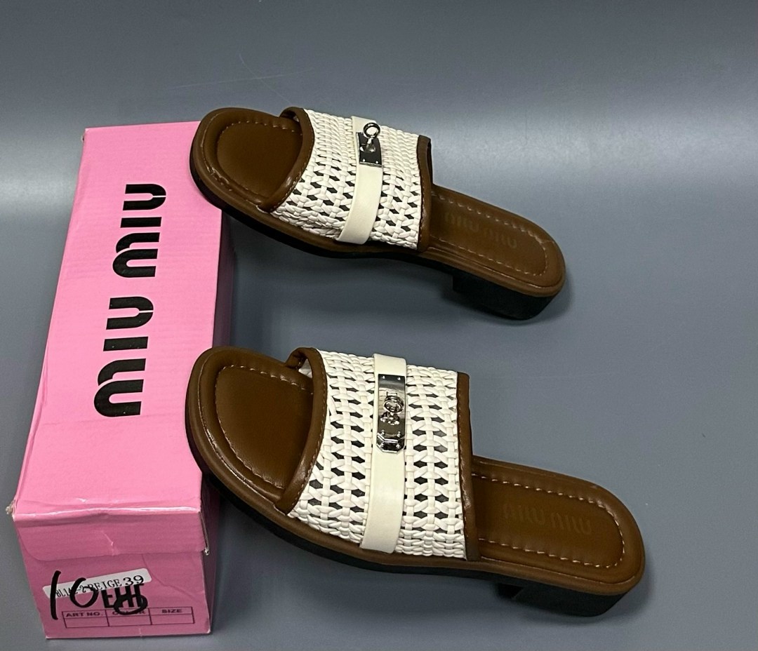 шлепанцы miu miu,,женские шлепанцы,шлепки женские,шлепанцы модные