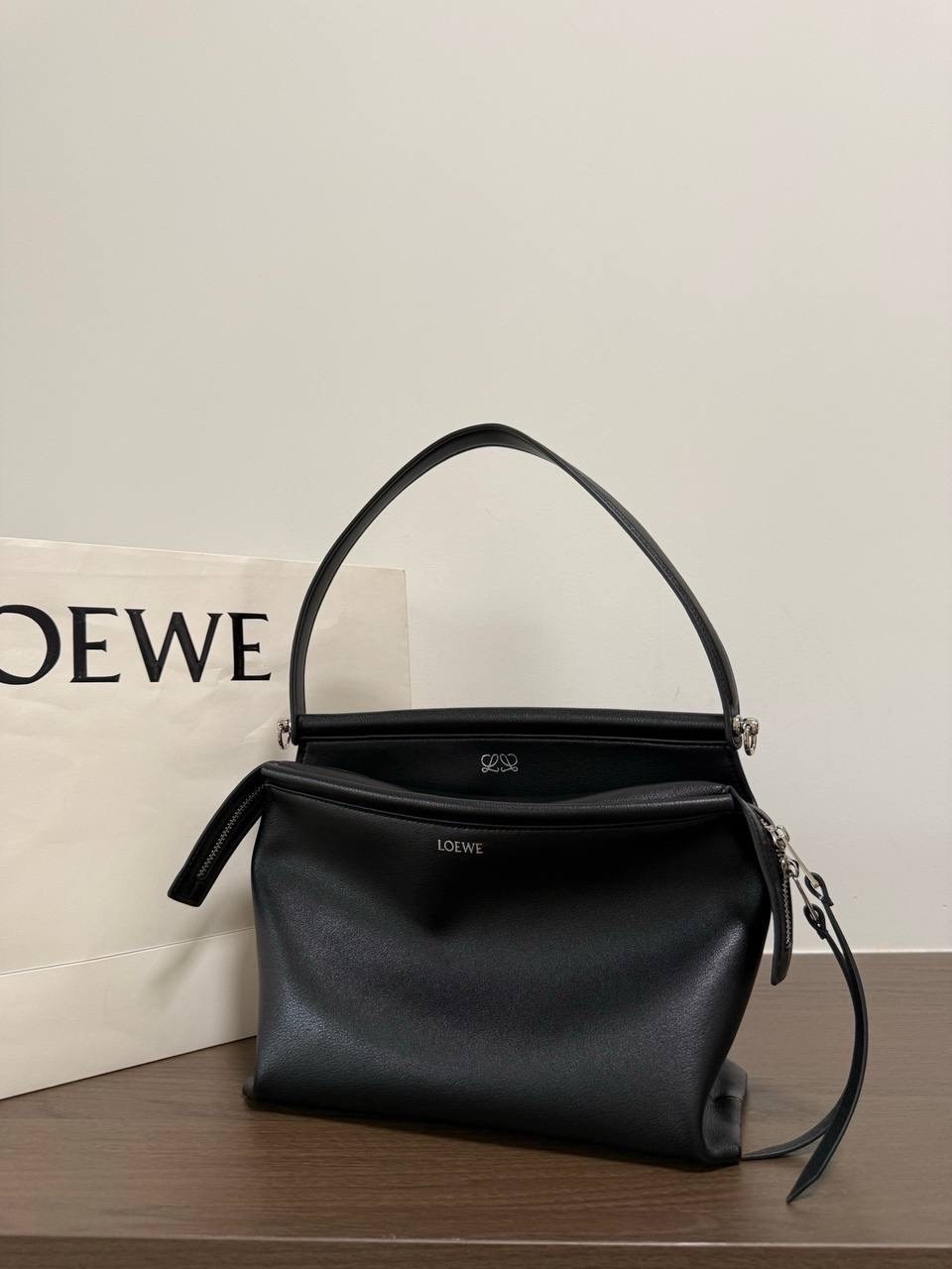 loewe сумка,loewe сумка на плечо,loewe сумка черная женская,сумка,loewe сумка хобо на плечо