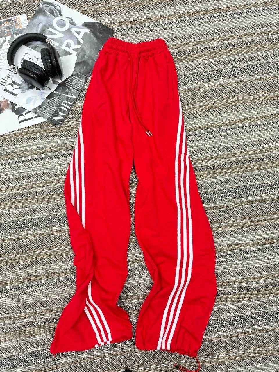 штаны адидас широкие,брюки спортивные,брюки спортивные adidas женские,штаны спортивные широкие оверсайз с лампасами y2k,спортивные штаны широкие оверсайз для танцев