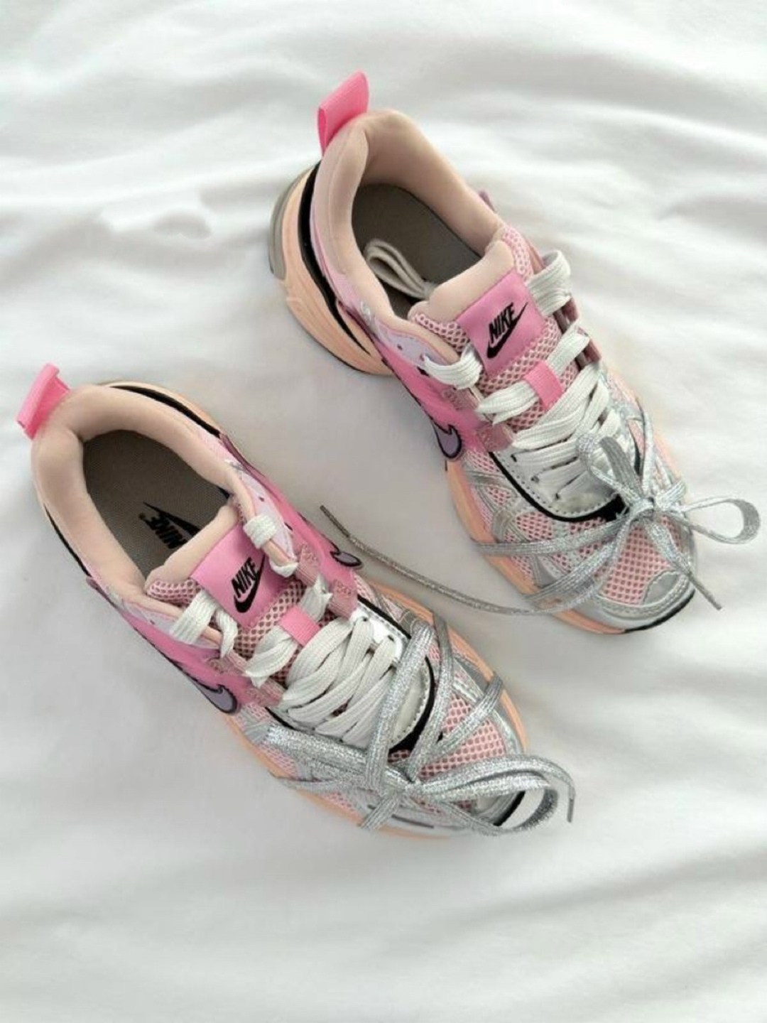 кроссовки для бега v2k run женские с низким верхом серебристо-розовые nike,nike кроссовки,женские кроссовки,кроссовки nike женские,кроссовки беговые женские