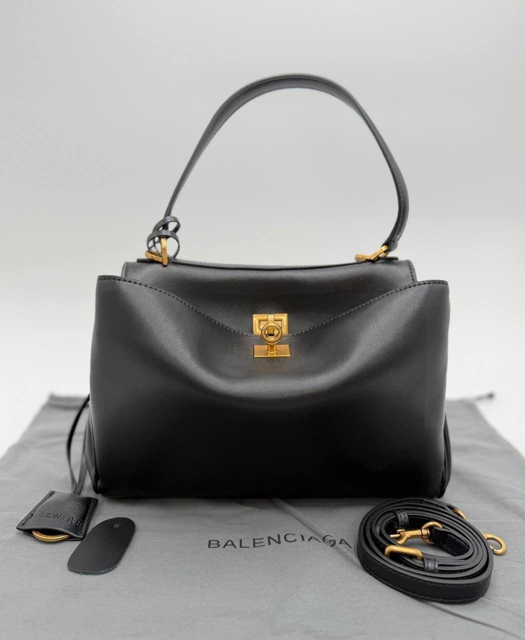 маленькая черная сумка из коровьей кожи с замком balenciaga,сумка balenciaga,balenciaga сумка женская,сумка balenciaga rodeo,повседневная сумка из коровьей кожи с замком черная balenciaga