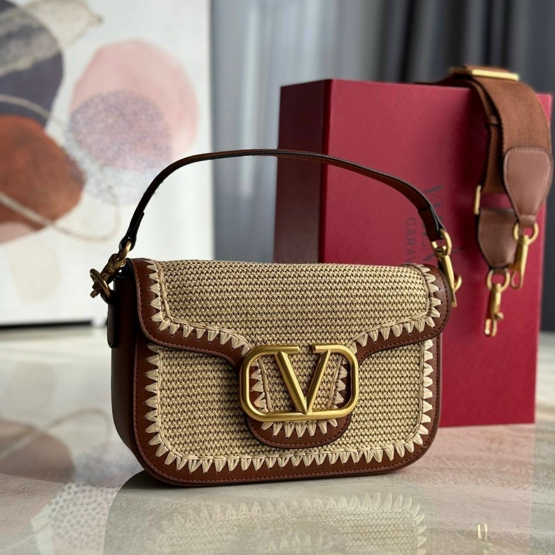 valentino garavani сумка на плечо alltime черный,кожаная сумка через плечо alltime valentino garavani черный,valentino сумка,сумка женская стильная,сумка женская модная
