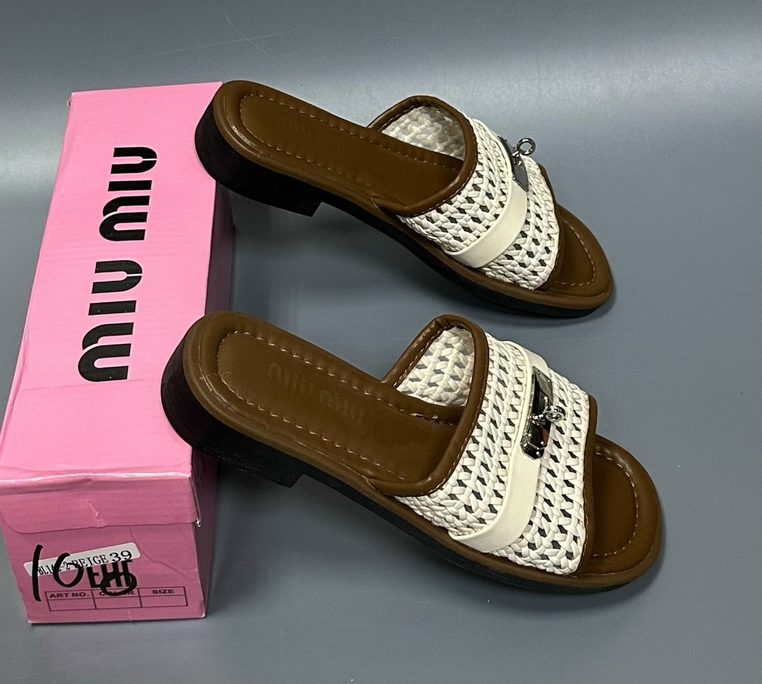шлепанцы miu miu,,женские шлепанцы,шлепки женские,шлепанцы модные
