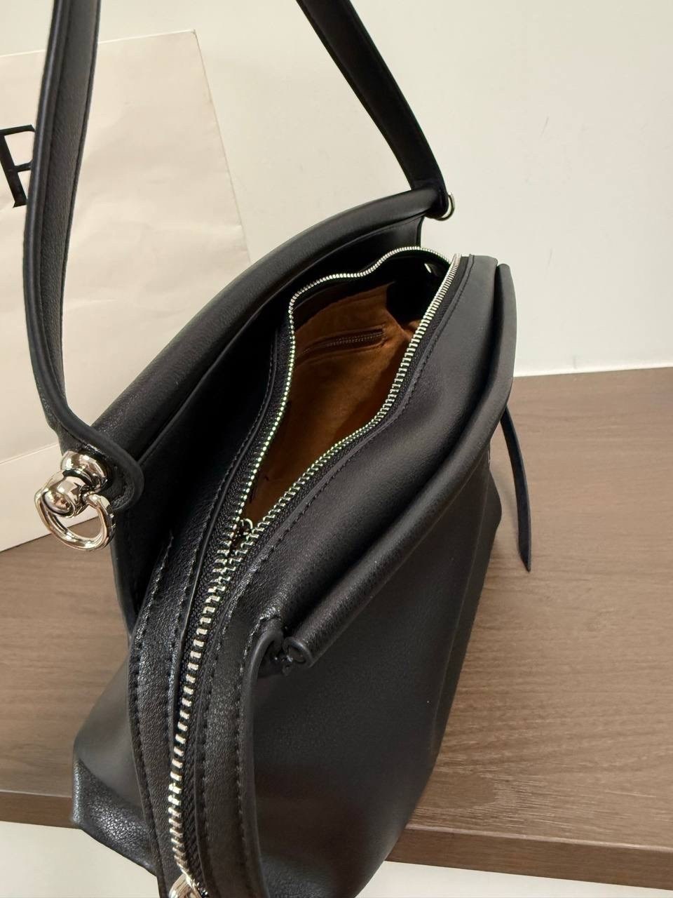 loewe сумка,loewe сумка на плечо,loewe сумка черная женская,сумка,loewe сумка хобо на плечо